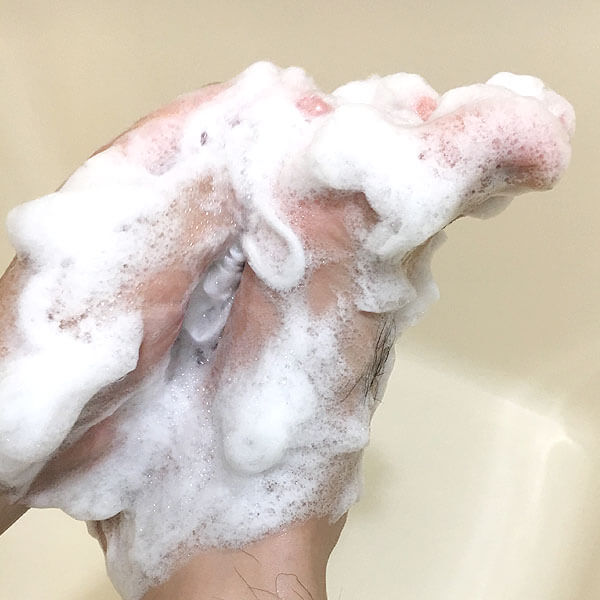 アニセ薬用石鹸　足を洗う