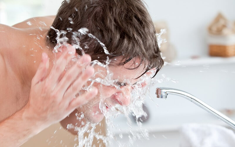 顔を洗う　男性